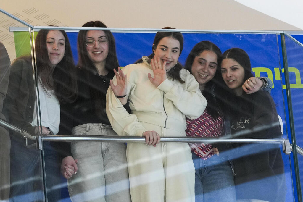 אגם ברגר, דניאלה גלבוע, לירי אלבג וקארינה ארייב צופות בקונצרט שניערך לכבוד שובה של אגם ברגר ומסמנות לב