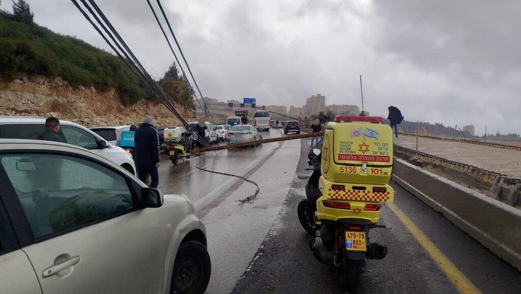 עמודים קרסו על הכביש בשדרות מנחם בגין בירושלים
