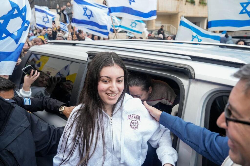 קרינה ארייב חוזרת לביתה בירושלים