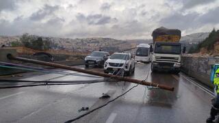 עמודים קרסו על הכביש בשדרות מנחם בגין בירושלים