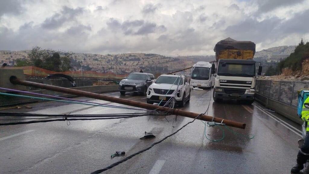 עמודים קרסו על הכביש בשדרות מנחם בגין בירושלים