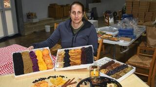 עידן אשיח עם פירות יבשים שיוצרו במפעל