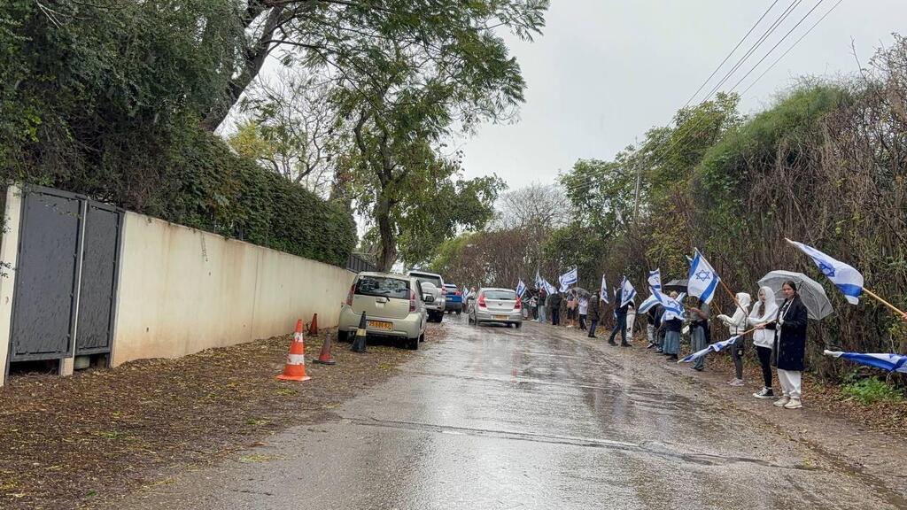Flag procession for the funeral of Sergeant First Class (res.) Nadav Cohen in Moshav Beit Hanan (Photo: Meir Turgeman) שיירת דגלים להלווייתו של רס"ל במיל' נדב כהן ז"ל במושב בית חנן