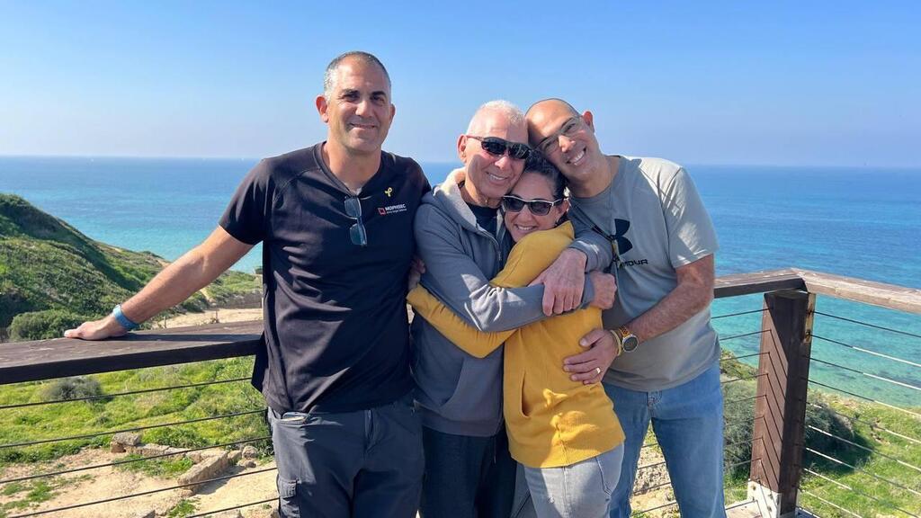 גדי מוזס לאחר השחרור, עם ילדיו  מורן, יאיר ועודד