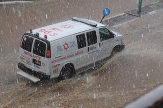 אמבולנס בדרך לטיפול בנפגעי היפותרמיה