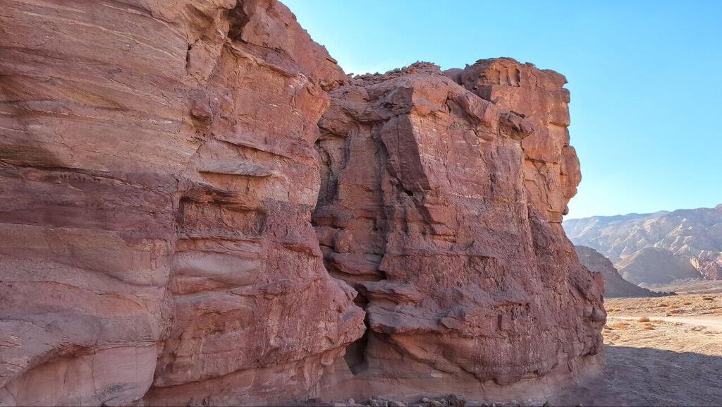 Красные скалы в заповеднике Амудей-Амрам 