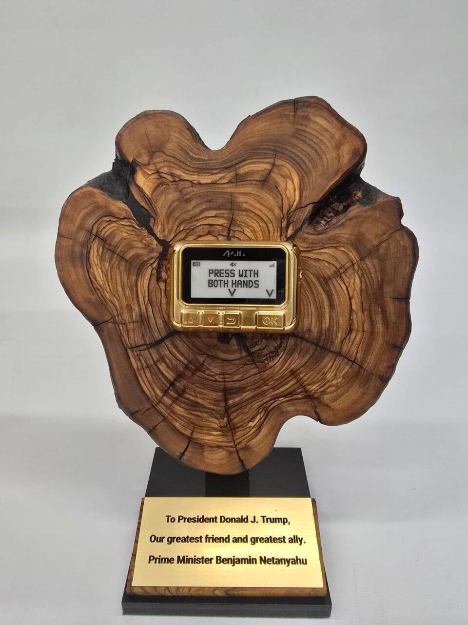 A golden pager presented to US President Donald Trump by Prime Minister Benjamin Netanyahu ראש הממשלה בנימין נתניהו העניק לנשיא ארה"ב דונלד טראמפ ביפר מוזהב