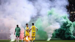 האבוקות שהושלכו לכר הדשא בסמי עופר מול מכבי ת"א