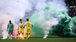האבוקות שהושלכו לכר הדשא בסמי עופר מול מכבי ת"א
