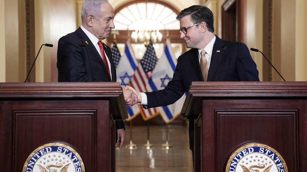 Prime Minister Benjamin Netanyahu and House Speaker Mike Johnson (Photo: Oliver Contreras / AFP) רה"מ נתניהו בהצהרה עם יו"ר בית הנבחרים מייק ג'ונסון בקונגרס