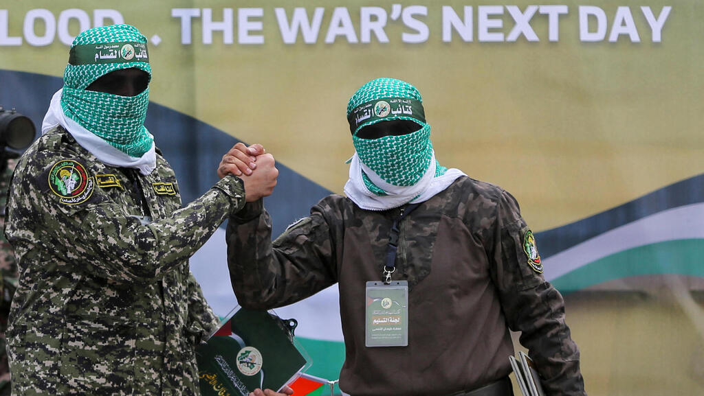 Террористы ХАМАСа (Фото: REUTERS/Hatem Khaled) שחרור חטופים - פעימה חמישית