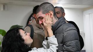 אור לוי במפגש המרגש עם בני משפחתו, עם הגעתו לבית החולים שיבא