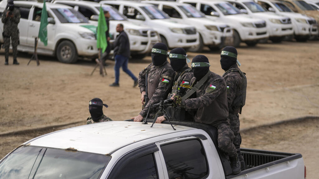 Террористы ХАМАСа (Фото: AP Photo/Abdel Kareem Hana) שחרור חטופים - פעימה חמישית