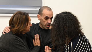 אלי שרעבי במפגש ראשון עם משפחתו