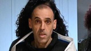 אליהו (אלי) שרעבי עטוף בדגל ישראל, עם הגעתו לבית החולים שיבא