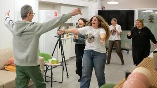 אוהד בן-עמי במפגש המרגש עם בנותיו: יולי, נטלי ואלה, עם אמו אסתר ועם אחיו קובי, מלווה באשתו רז, בבית החולים איכילוב