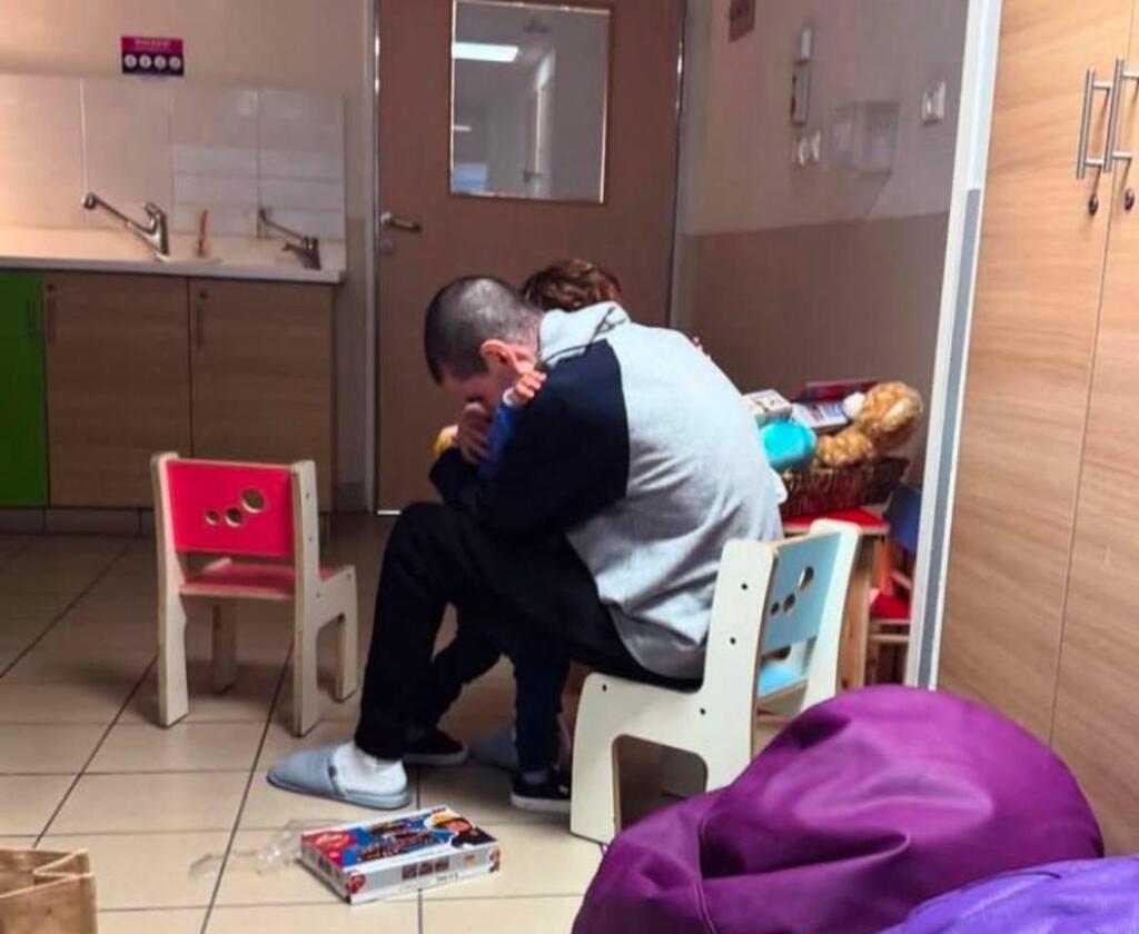 Or Levy reunites with 3-year-old Almog after being released from Hamas captivity (Photo: Yoav Weinfeld) אור לוי מתאחד לראשונה עם בנו אלמוג בן ה3