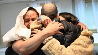 אליהו (אלי) שרעבי במפגש המרגש עם אחיו שרון ואחיותיו אסנת והילה, בבית החולים שיבא