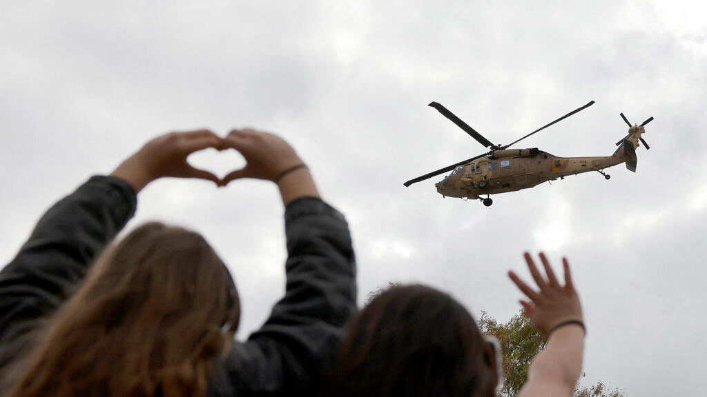 A helicopter carrying free hostages from previous deals (Photo: Reuters/ Amir Cohen) מסוק ממריא מרעים