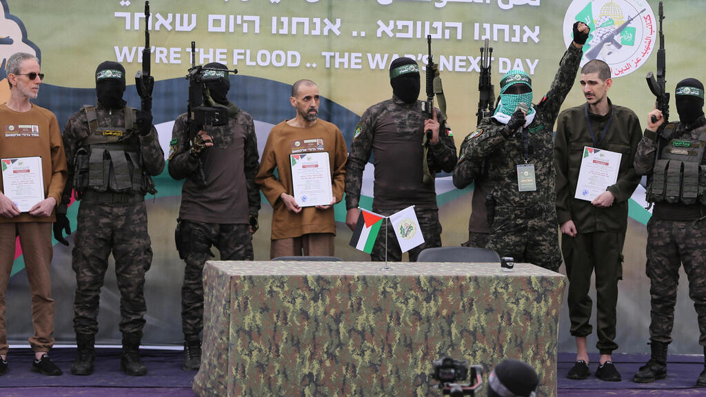 Hamas terrorists in 'release ceremony' of Israeli hostages (Photo: REUTERS/Hatem Khaled) שחרור חטופים - פעימה חמישית