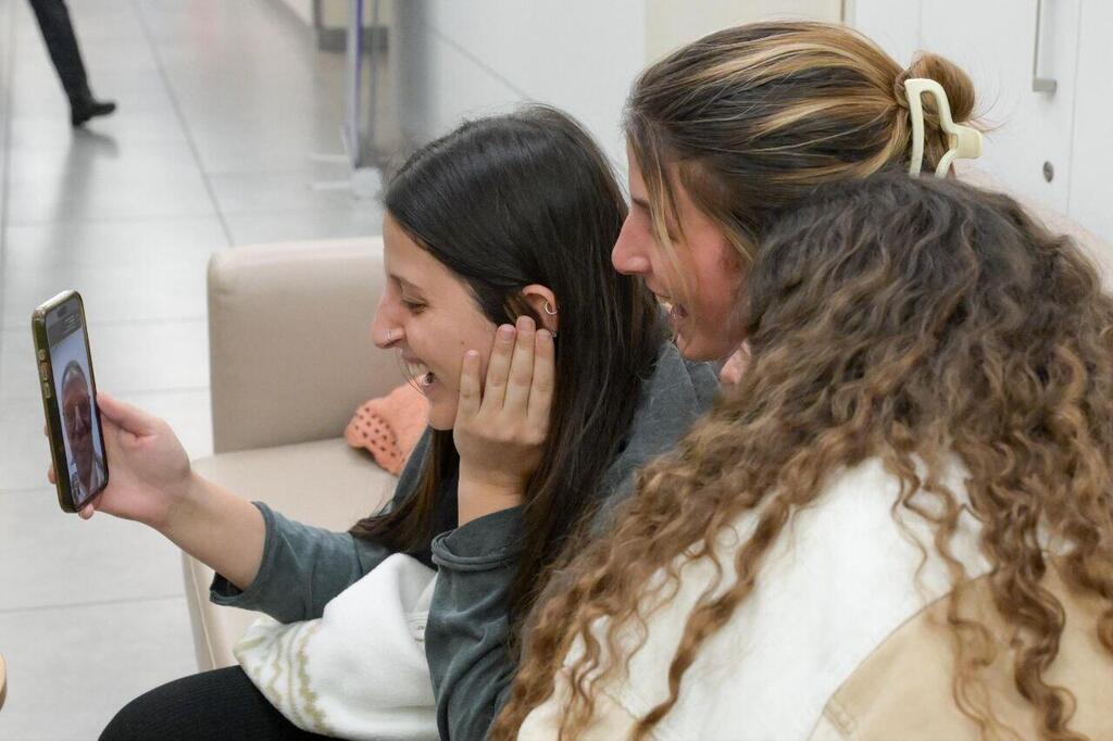  יולי, נטלי ואלה, בנותיו של אוהד בן-עמי, ואמו אסתר - בשיחת וידאו ראשונה עם אוהד