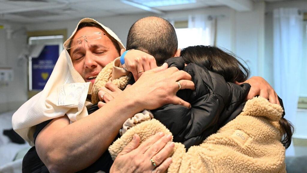 אליהו (אלי) שרעבי במפגש המרגש עם אחיו שרון ואחיותיו אסנת והילה, בבית החולים שיבא