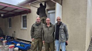 Col. (res.) Kobi Dostkam (center) in Kibbutz Be'eri