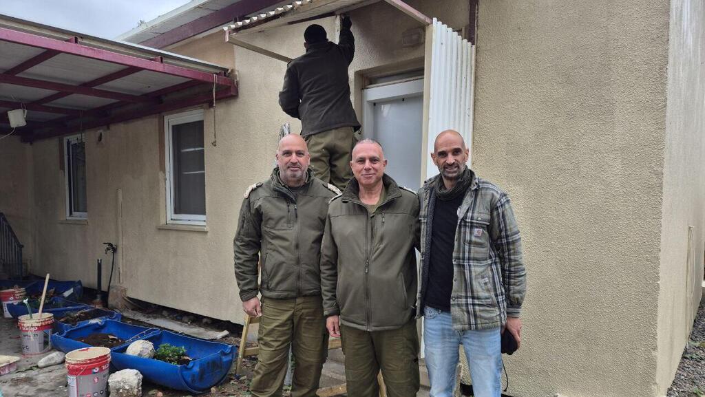 Col. (res.) Kobi Dostkam (center) in Kibbutz Be'eri
