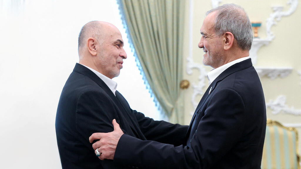 Iranian president meets with Hamas Political Bureau Chief Mohammad Ismail Darwish in Tehran (Photo: Iran's Presidential website/WANA (West Asia News Agency)/Handout via REUTERS) נשיא איראן מסעוד פזשכיאן פגישה עם מוחמד אסמאעיל דרוויש ראש הלשכה המדינית של חמאס