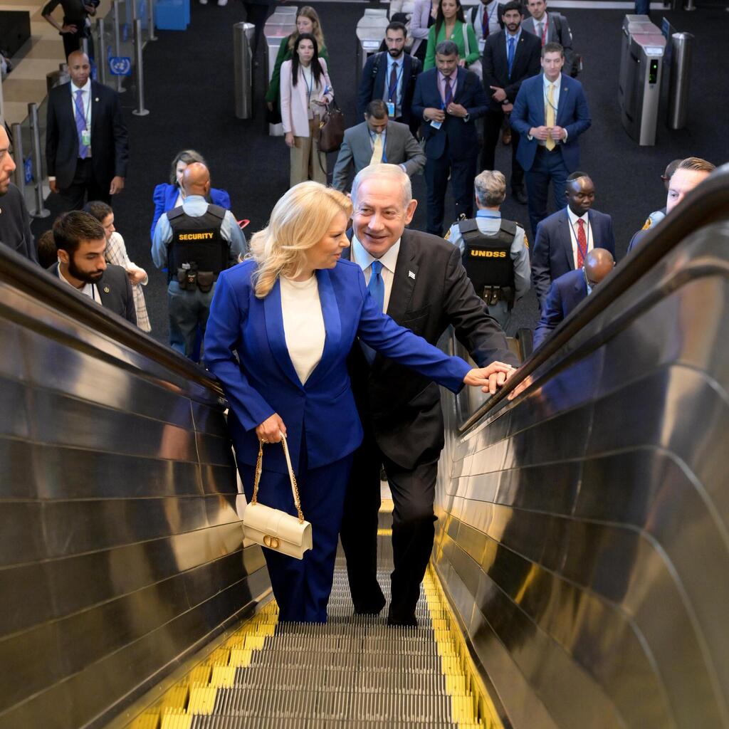 שרה נתניהו עם תיק של דיור