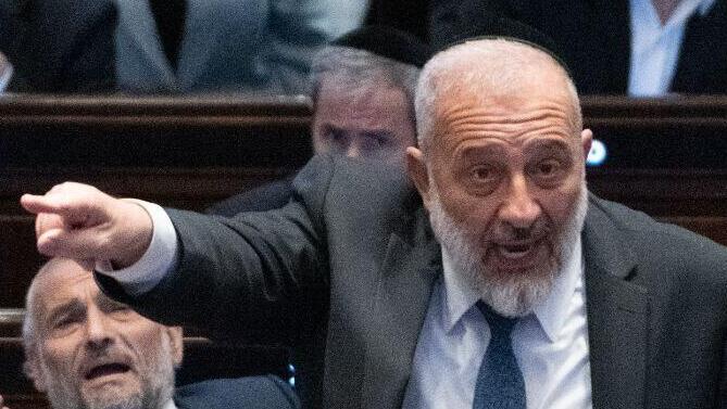אריה דרעי במליאת הכנסת בזמן נאום נתניהו