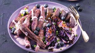  כרוב, בטטה ובצל סגולים ברוטב שמנת ואוכמניות