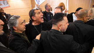 עימות בין משפחות שכולות: אלה שרוצות ועדת חקירה ממלכתית ואלה שרוצות חקירה אלטרנטיבית