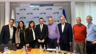 פורום ריבוט reboot בפגישה אצל השר. מימין לשמאל: ד"ר ספי מנדלוביץ', יעקב בורק, פרופ' יונתן הלוי, ד"ר יצחק ברלוביץ', השר אוריאל בוסו, מלי קושא, דקלה הרצוג טוויג, אבי מתן