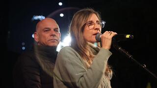 עידית אהל נואמת בציון יום הולדתו של החטוף אלון אהל בכיכר החטופים