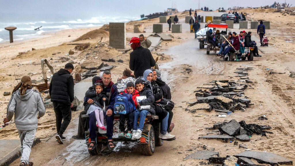 פליטים חוזרים לביתם ברצועת עזה