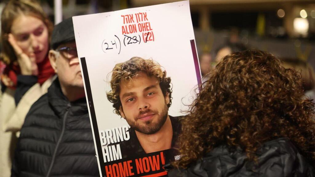 ציון יום הולדתו של החטוף אלון אהל בכיכר החטופים