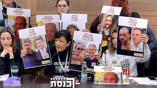 משפחות החטופים הציגו את תמונותיהם הקשות של החטופים ששוחררו בפעימה האחרונה וחוו הרעבה קיצונית