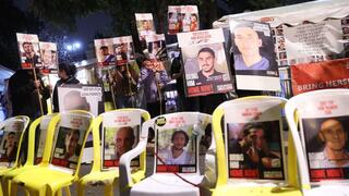 משפחות החטופים ואמו של החטוף מתן אנגרסט עם משמרות 101 במחאה למען השבת החטופים בירושלים מול מעון רה"מ