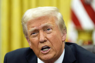 נשיא ארה"ב טראמפ חותם על צווים ב החדר הסגלגל הבית הלבן