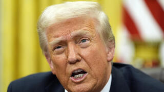 נשיא ארה"ב טראמפ חותם על צווים ב החדר הסגלגל הבית הלבן