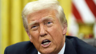 נשיא ארה"ב טראמפ חותם על צווים ב החדר הסגלגל הבית הלבן