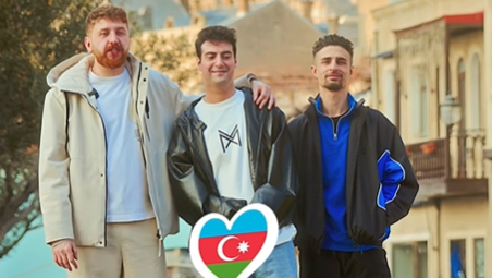 אסף (ספאל) מישייב (במרכז) עם שותפיו ללהקה