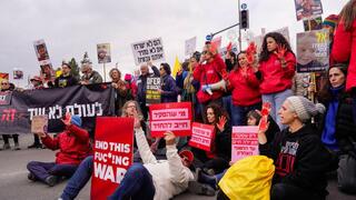 הפגנה של משפחות חטופים יחד עם פעילים למען מימוש ההסכם בכיכר הג׳וינט בירושלים