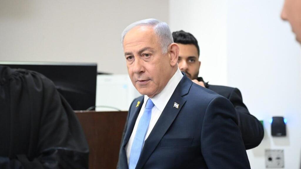 רה"מ בנימין נתניהו נכנס לאולם הדיונים על מנת לתת עדות בתיקי אלפים