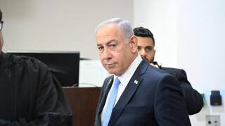 רה"מ בנימין נתניהו נכנס לאולם הדיונים על מנת לתת עדות בתיקי אלפים