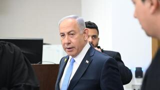 רה"מ בנימין נתניהו נכנס לאולם הדיונים על מנת לתת עדות בתיקי אלפים