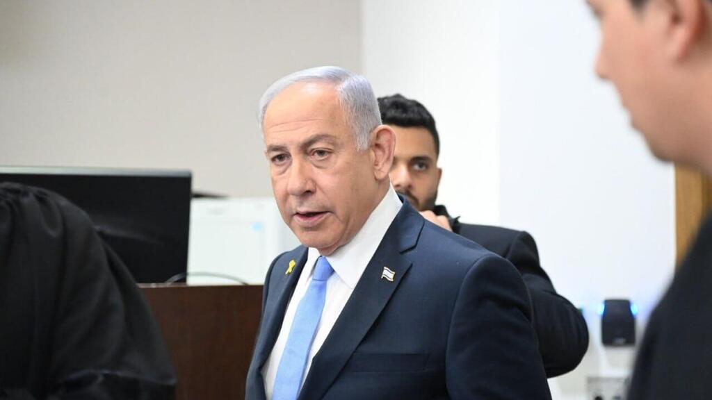 רה"מ בנימין נתניהו נכנס לאולם הדיונים על מנת לתת עדות בתיקי אלפים