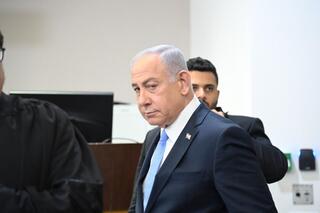 רה"מ בנימין נתניהו נכנס לאולם הדיונים על מנת לתת עדות בתיקי אלפים