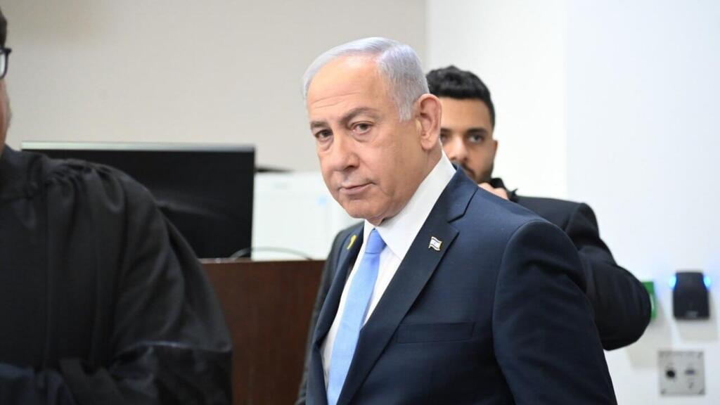 Нетаниягу в зале суда (Фото: Яир Саги ) רה"מ בנימין נתניהו נכנס לאולם הדיונים על מנת לתת עדות בתיקי אלפים